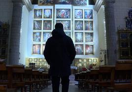 Víctor Moreno frente al retablo de la Iglesia de Renueva.