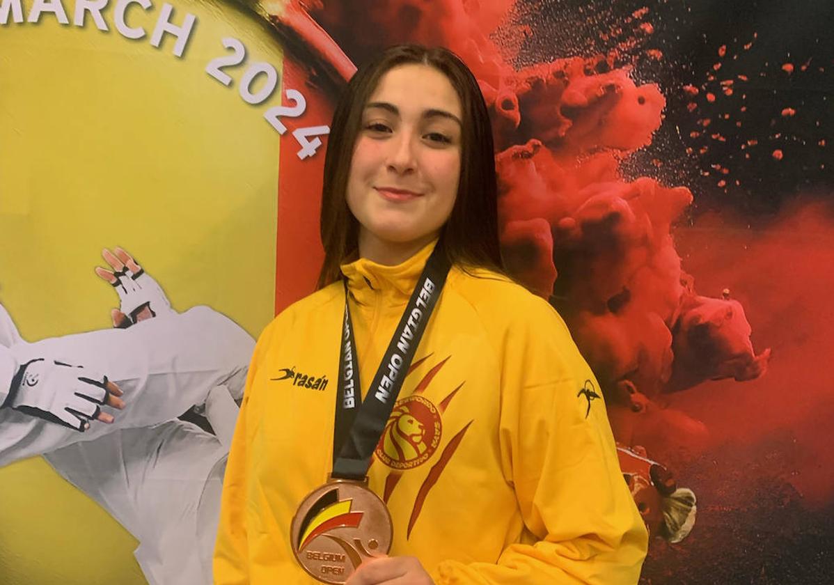 Yessenia Salgado posa con su medalla de bronce.