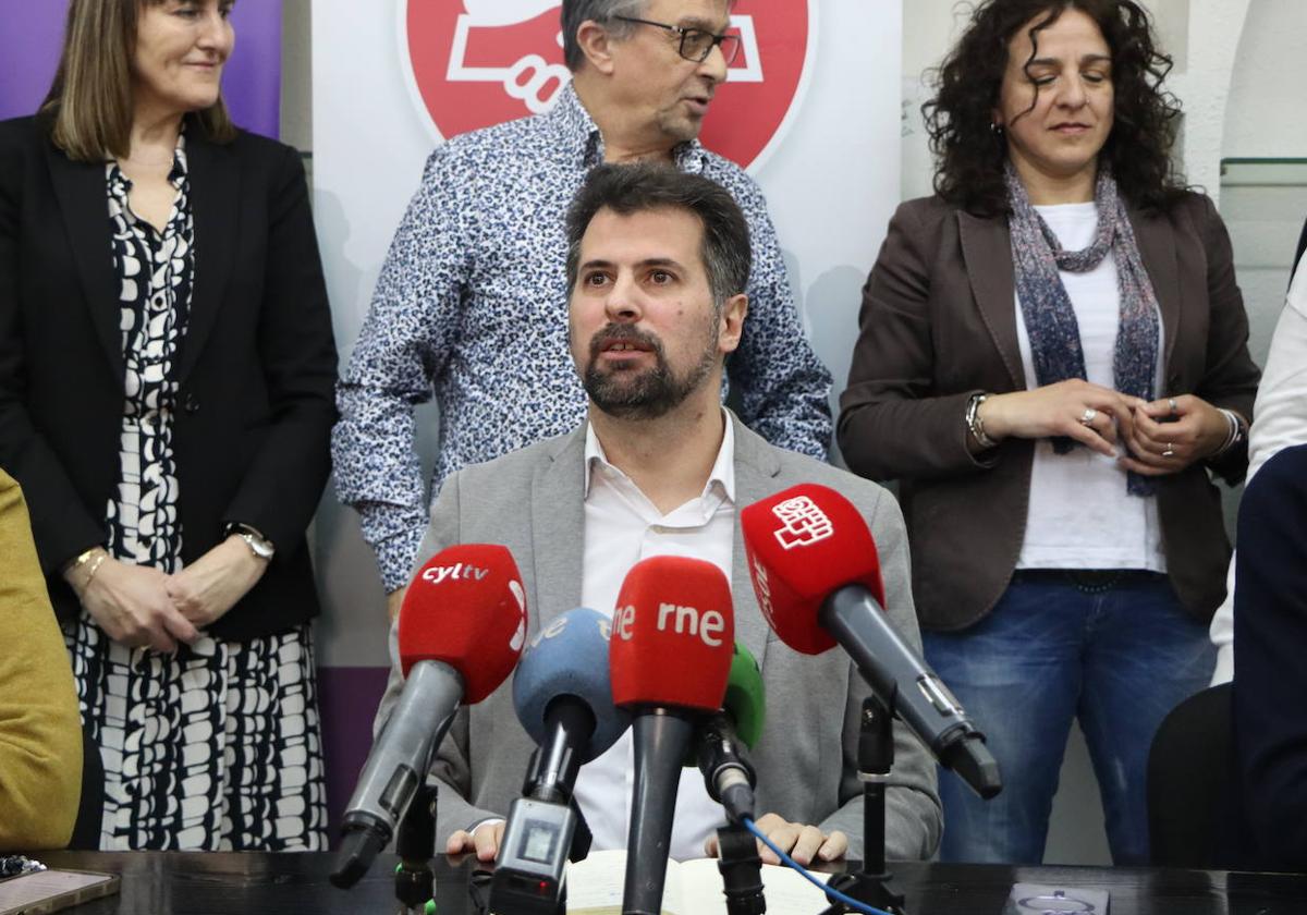 Luis Tudanca, secretario autonómico del PSOE, compareció junto a los miembros del comité de empresa del Centro Estrada.