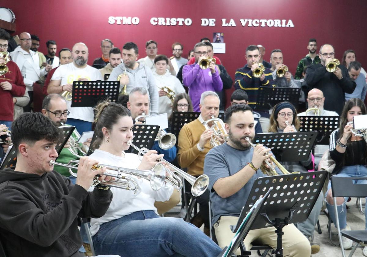 Ensayo de la Banda de Cornetas y Tambores del Santísimo Cristo de la Victoria de León.