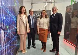 La consejera de Movilidad y Transformación Digital, María González Corral, visita la sede de SCAyLE acompañada por la nueva directora de la entidad, Hilde Pérez.