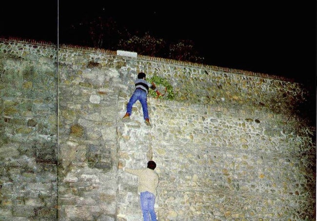 Yuma colocando la ofrenda a Genarín en el tercer cubo de la muralla.