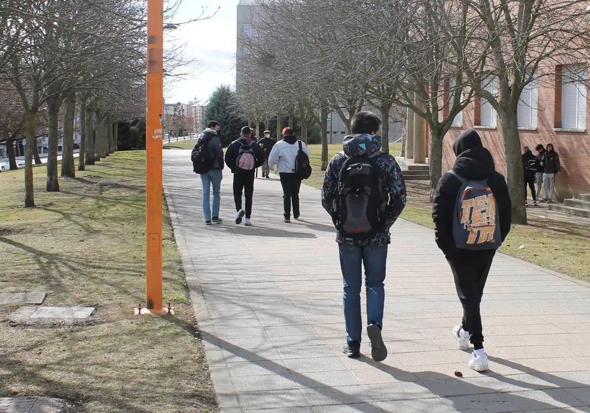 Varios estudiantes en el campus de Vegazana de la ULE.