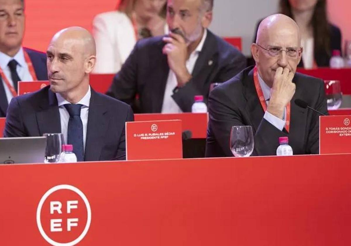 Tomás González Cueto (D), junto al expresidente de la RFEF, Luis Rubiales.