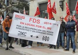 Los trabajadores de FDS se han concentrado a las puertas de la subdelegación del Gobierno.