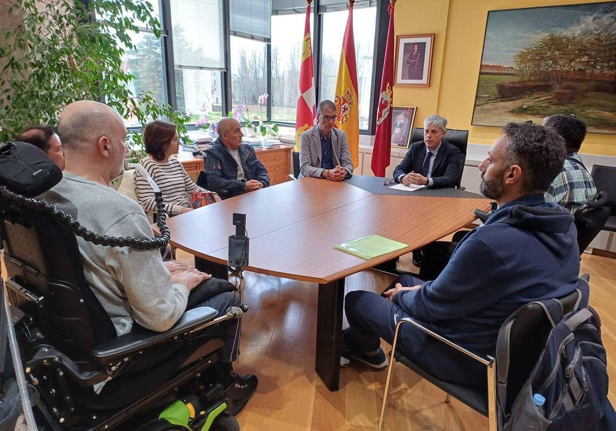 Reunión del delegado de la Junta con representantes del colectivo ELA.