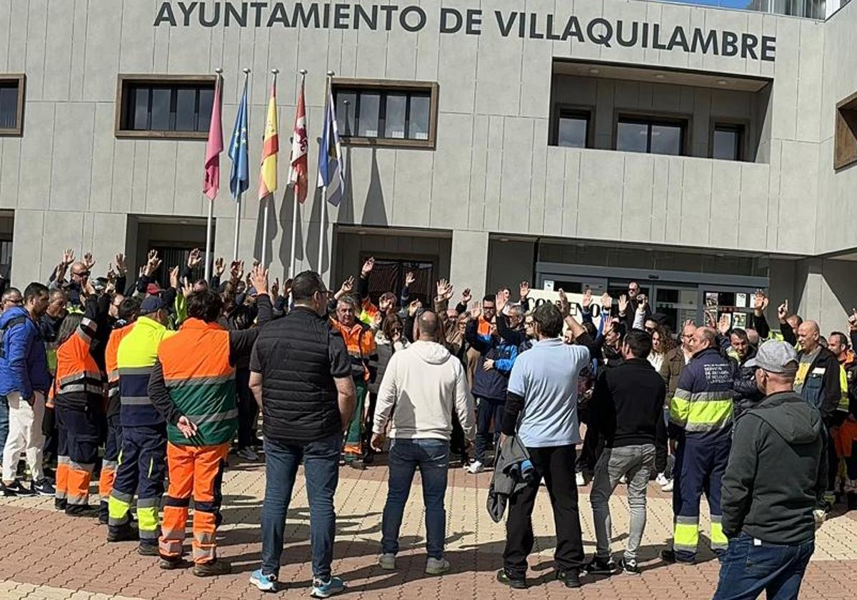 Trabajadores de los servicios públicos de Villaquilambre a las puertas del Ayuntamiento.