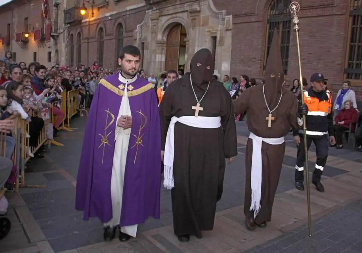 Imagen de archivo de un preso liberado por la Cofradía del Santo Cristo del Perdón.