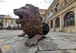 Escultura del león saliendo de la alcantarilla.