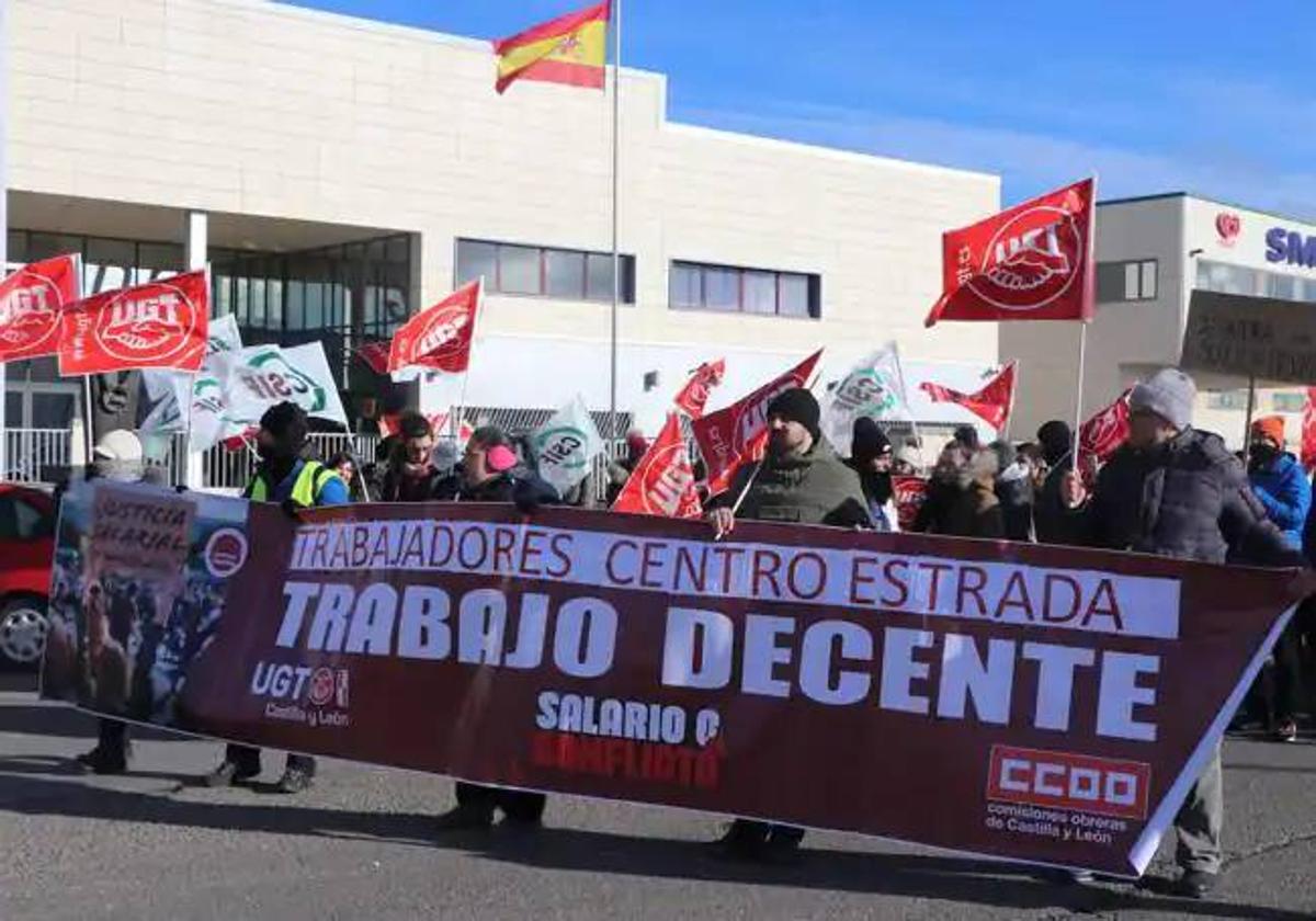 Imagen de una protesta frente al Centro de Estrada de León.