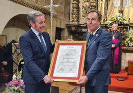 El presidente de la Cámara de Comercio y el abad de la Cofradía del Santo Cristo del Perdón.