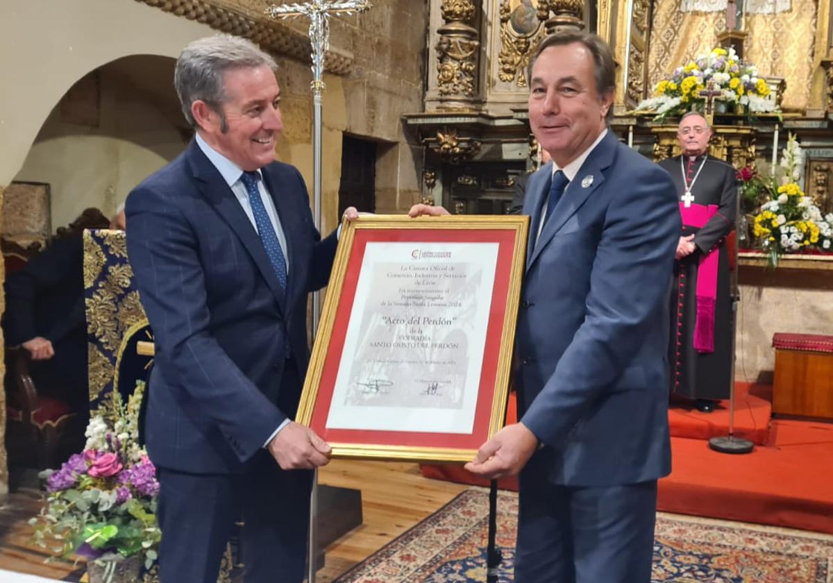 El presidente de la Cámara de Comercio y el abad de la Cofradía del Santo Cristo del Perdón.