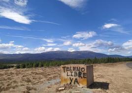 Cartel que solicita la desmilitarización del Teleno, en la provincia de León.