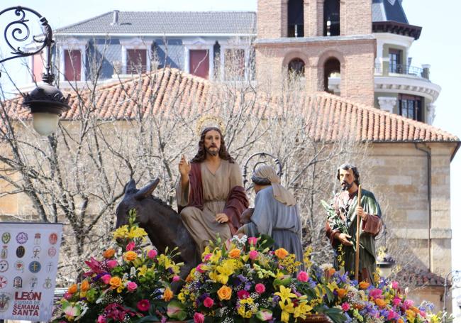 El paso de la borriquilla en la procesión de las palmas del Domingo de Ramos.