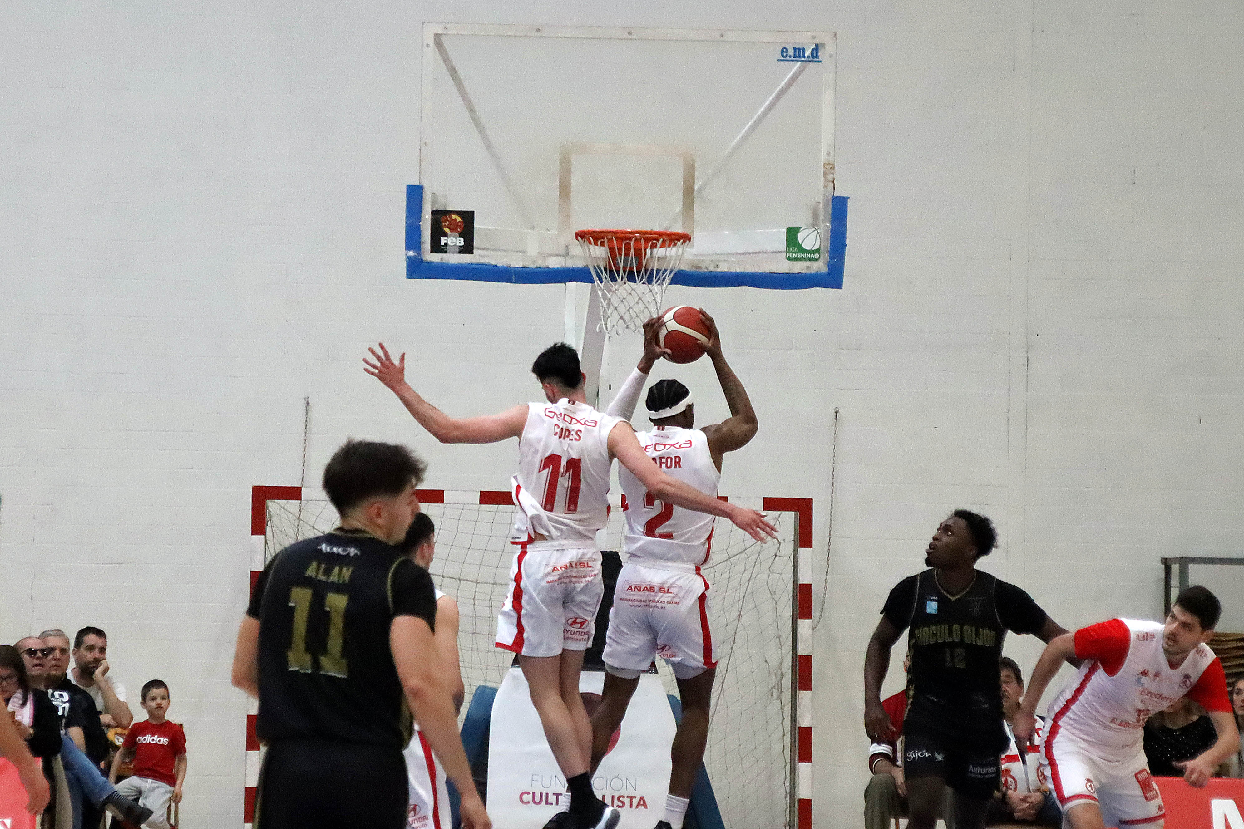 Imágenes del Cultural de Baloncesto 87- 65 Círculo Gijón