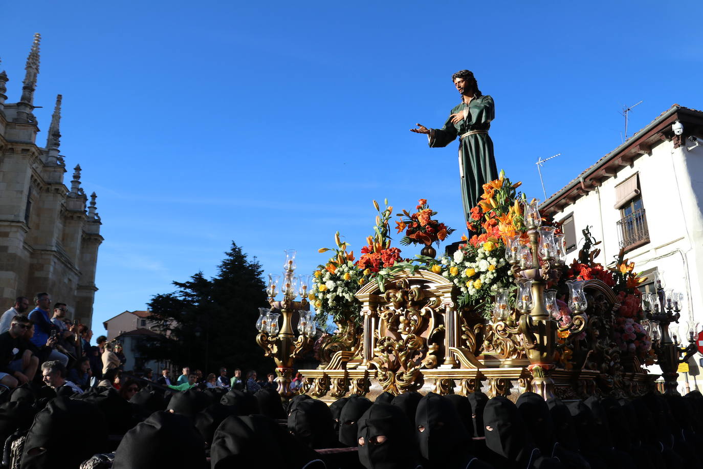 León se rinde al Gran Poder