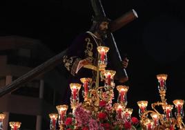 Nuestro Padre Jesús Nazareno avanza en los primeros metros de procesión.