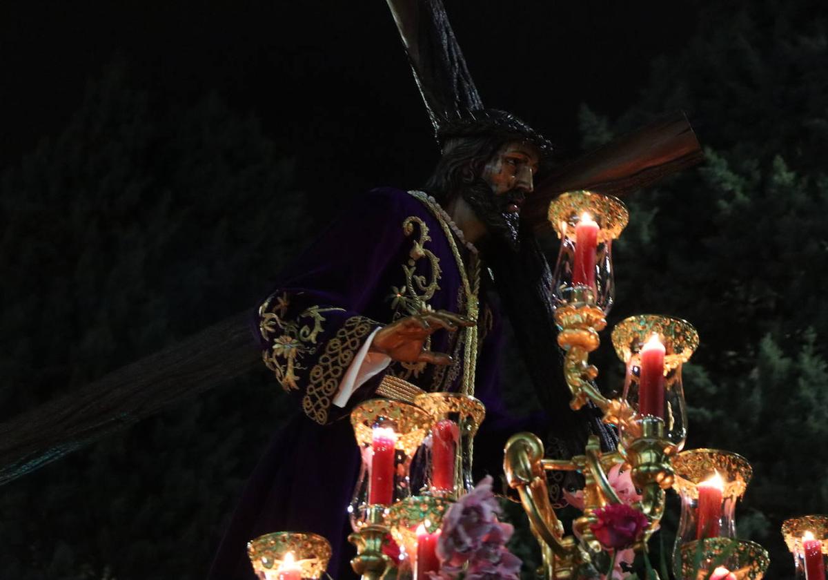 Nuestro Padre Jesús Nazareno avanza en los primeros metros de procesión.