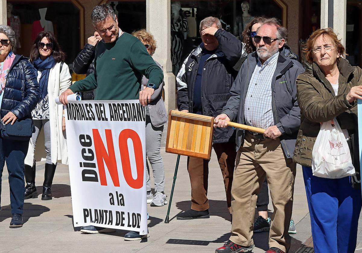 Manifestantes contrarios a la instalación de una planta de lodos se concentran en la plaza del Ayuntamiento de Astorga.