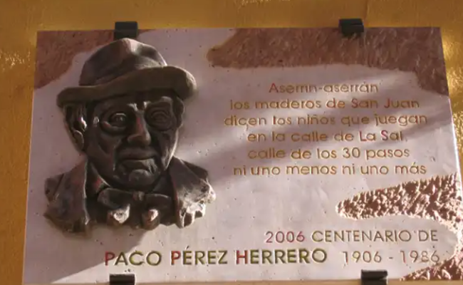 Placa a Paco Pérez Herrero en la calle de la Sal.