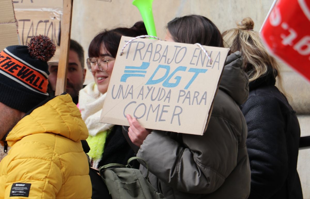 El Centro Estrada lleva su protesta a la subdelegación del Gobierno