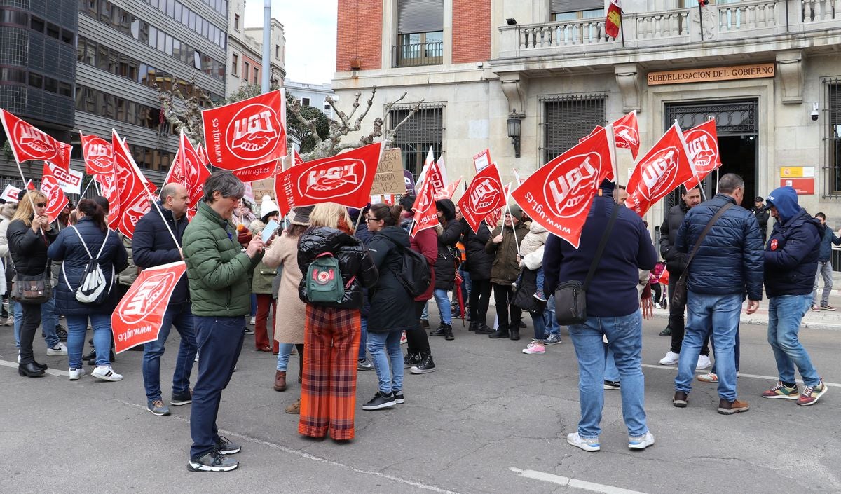 El Centro Estrada lleva su protesta a la subdelegación del Gobierno