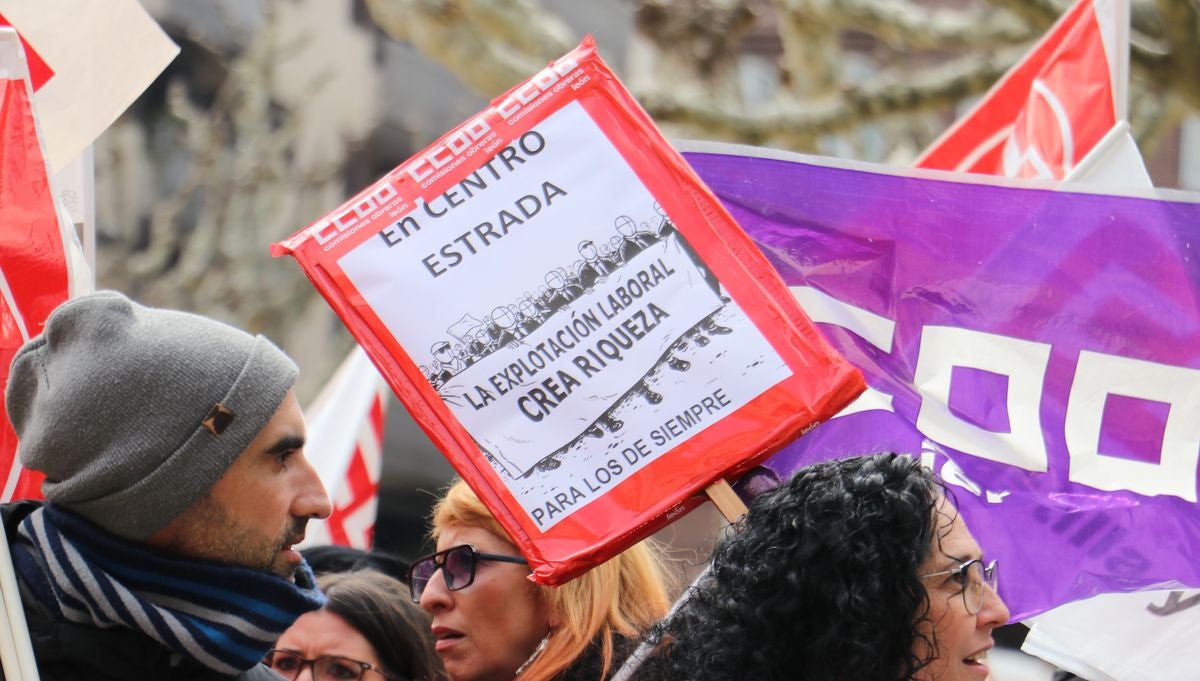 El Centro Estrada lleva su protesta a la subdelegación del Gobierno