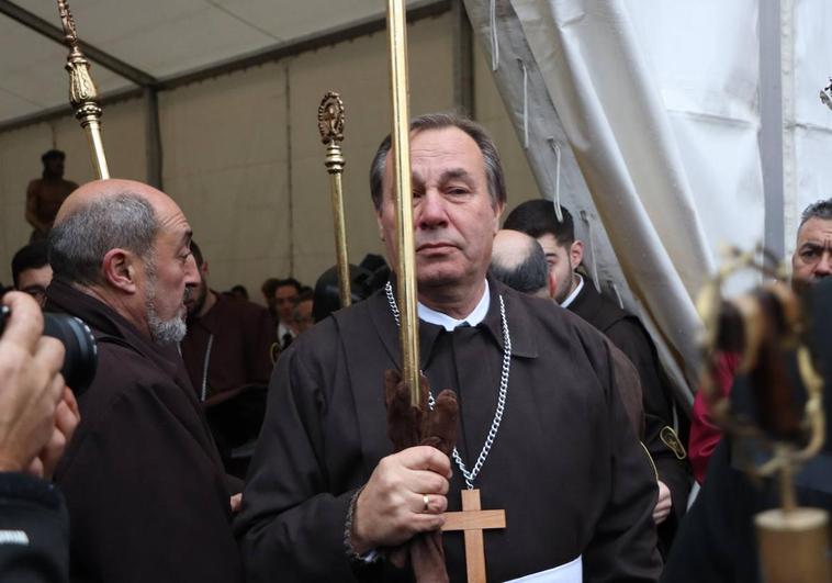 La Cofradía del Perdón espera en la carpa minutos antes de la salida programada.