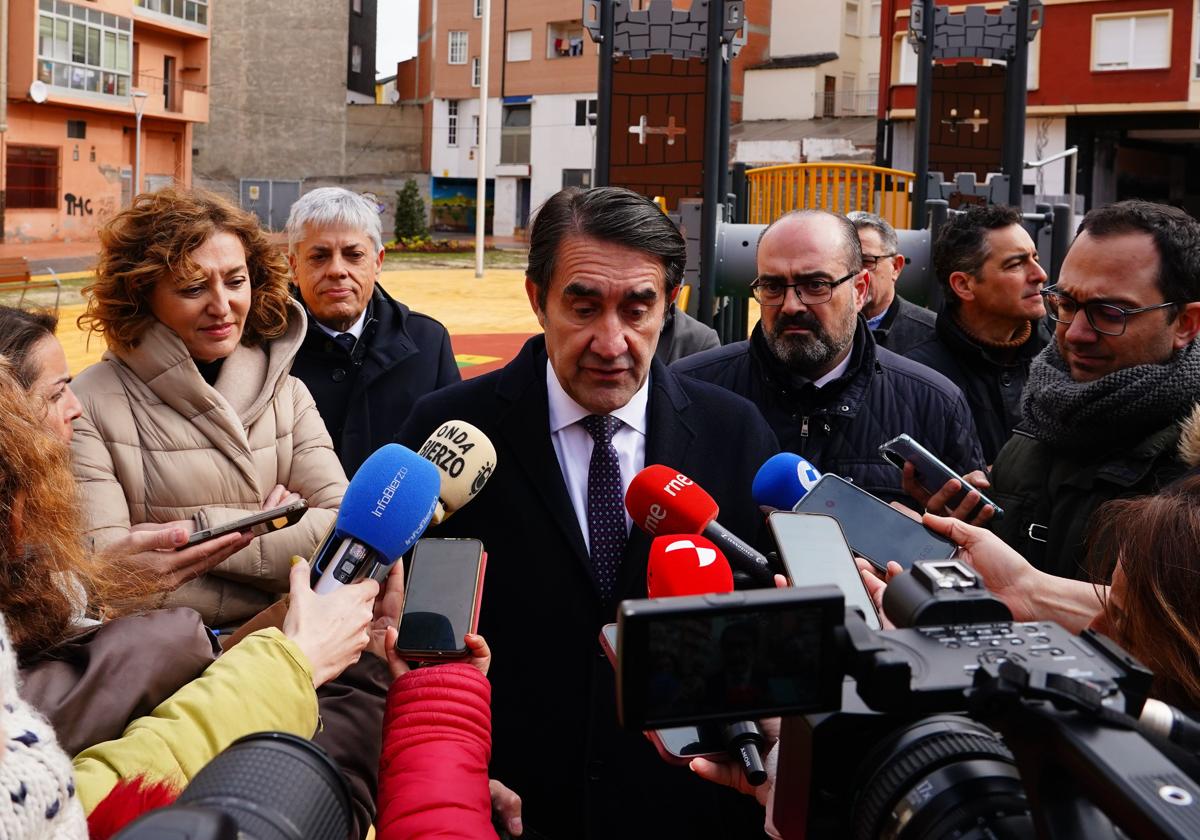 El consejero de Medio Ambiente visita la Plaza Interior de Ponferrada.