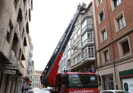 Los Bomberos de León intervienen un edificio tras caerse una teja.
