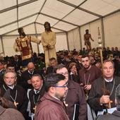 La nieve suspende parcialmente la Procesión del Perdón en León