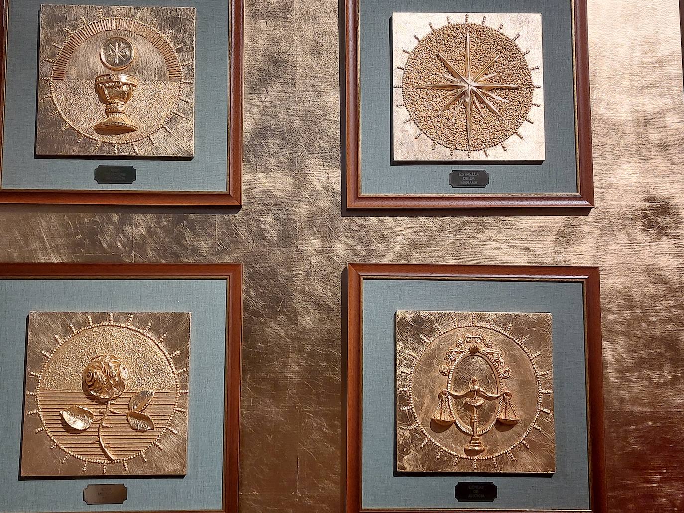 El retablo de la iglesia de Renueva representa los 20 misterios del rosario