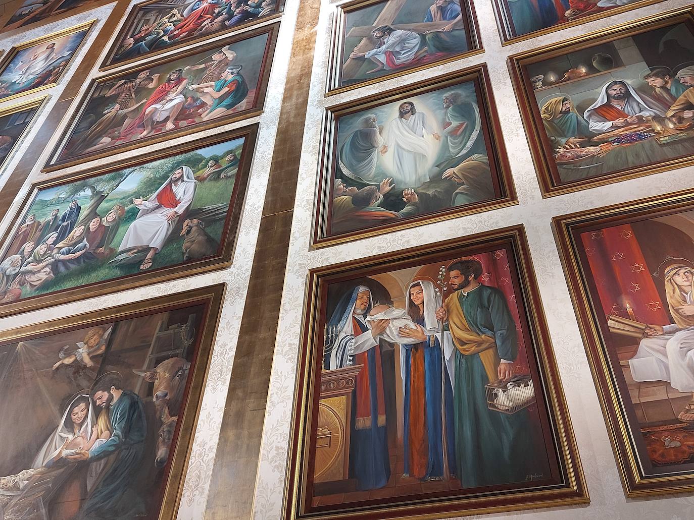 El retablo de la iglesia de Renueva representa los 20 misterios del rosario
