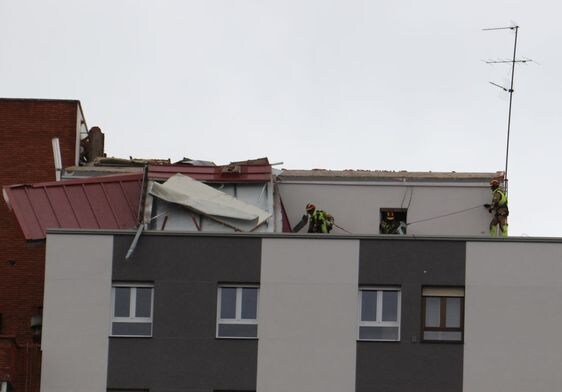 Los Bomberos de León retiran parte del tejado desprendido por el viento en la zona de Quevedo de la ciudad