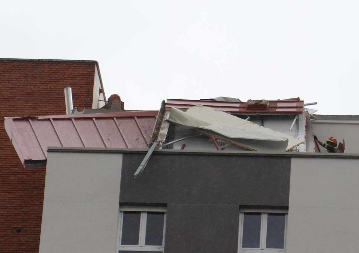 El viento vuela un tejado en León