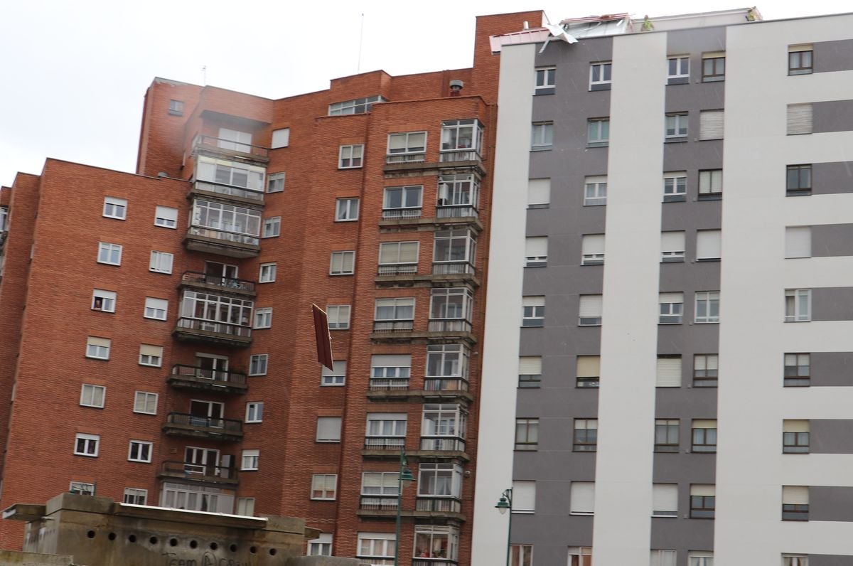 El viento vuela un tejado en León