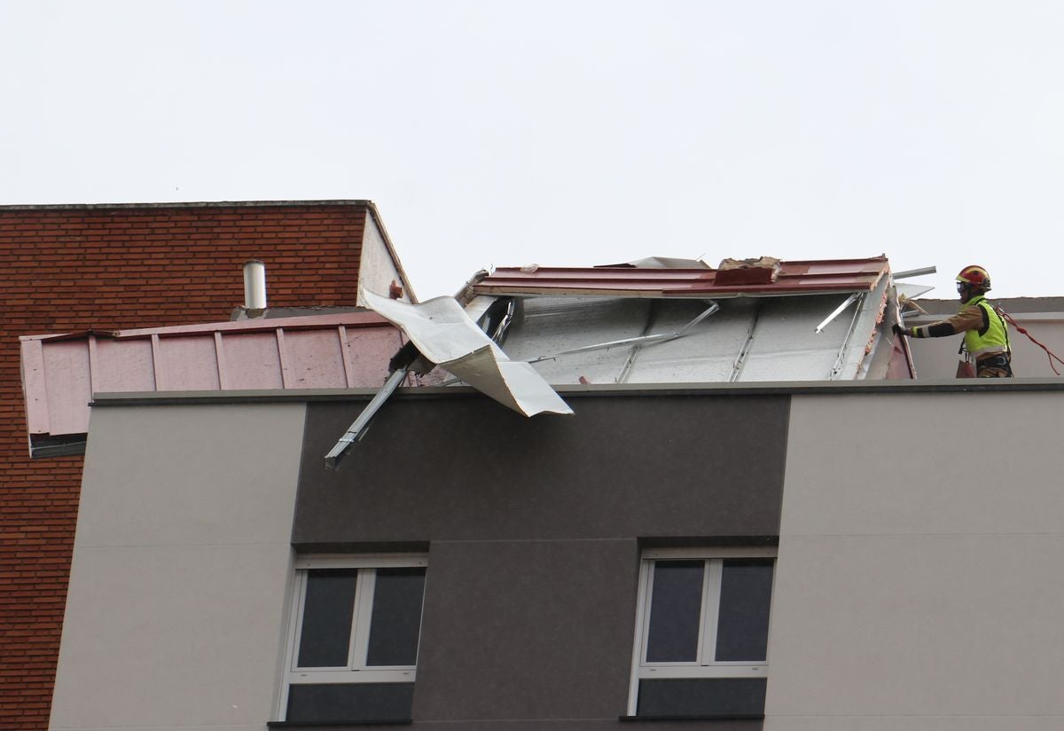 El viento vuela un tejado en León