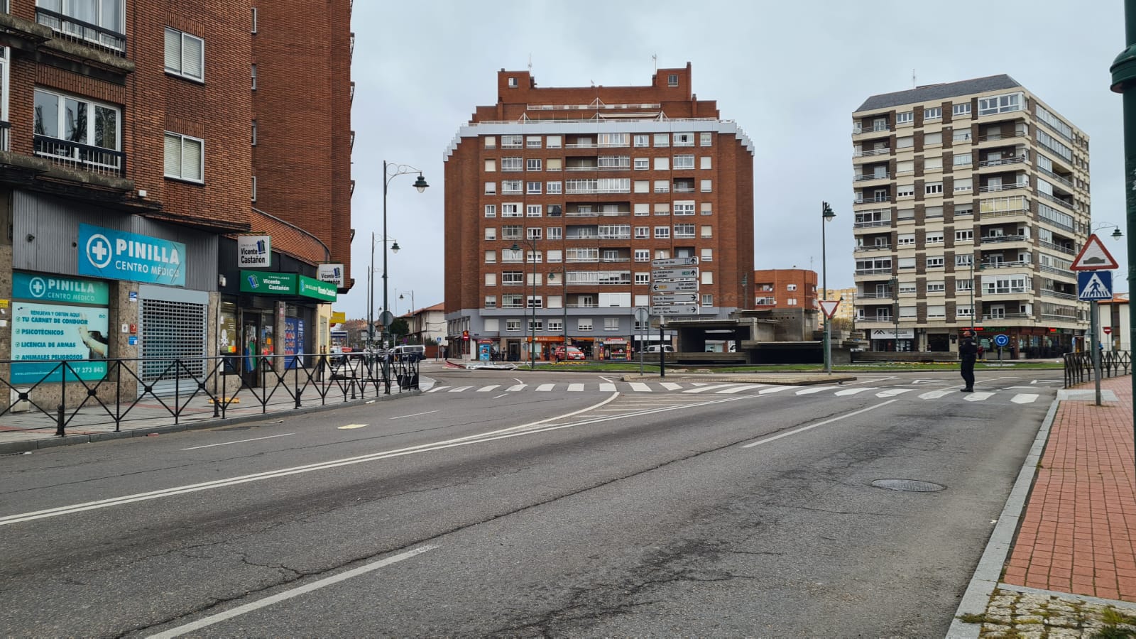 El viento vuela un tejado en León
