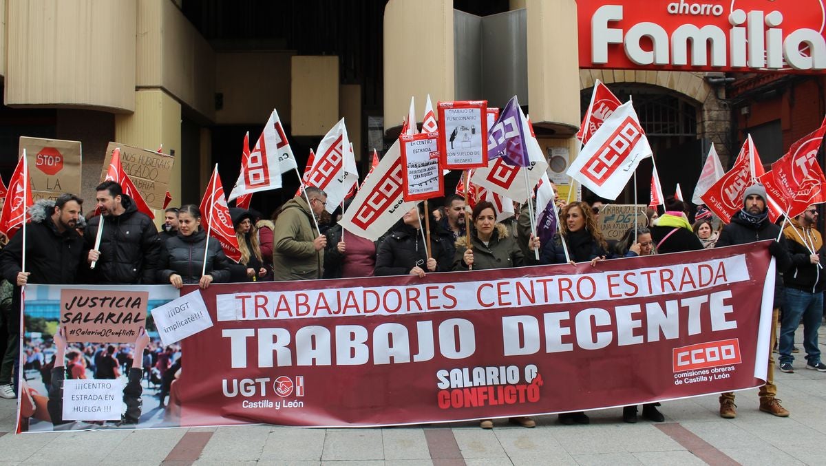 Tercera jornada de huelga de la plantilla del Centro Estrada de León