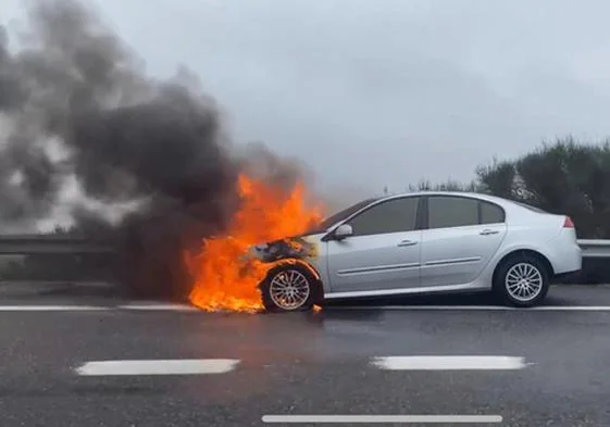 Imagen del coche ardiendo.