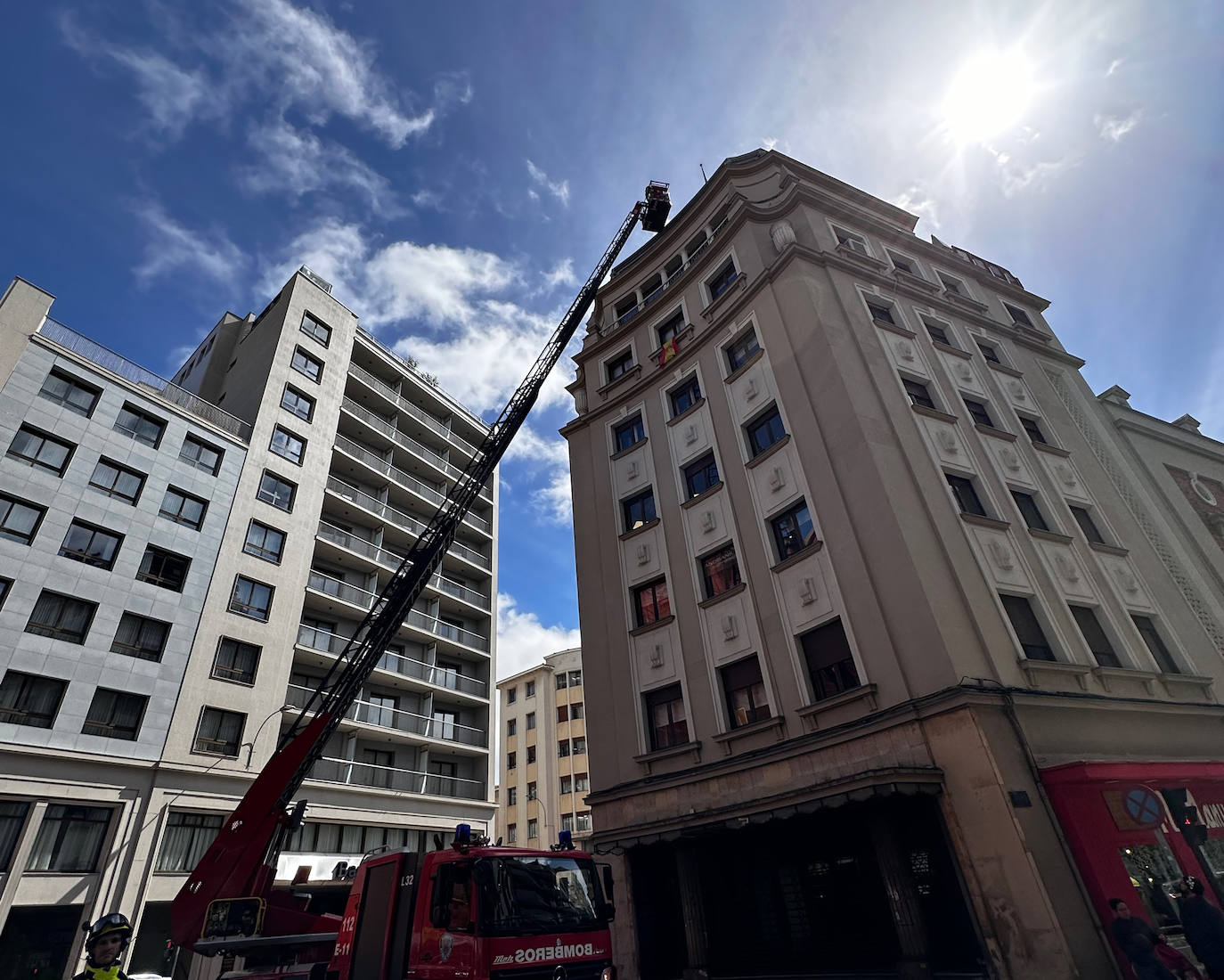 Efectivos del Parque de Bomberos de León han intervenido en diversos puntos de la capital y el alfoz para atajar los efectos que la borrasca Nelson ha dejado en distintos escenarios
