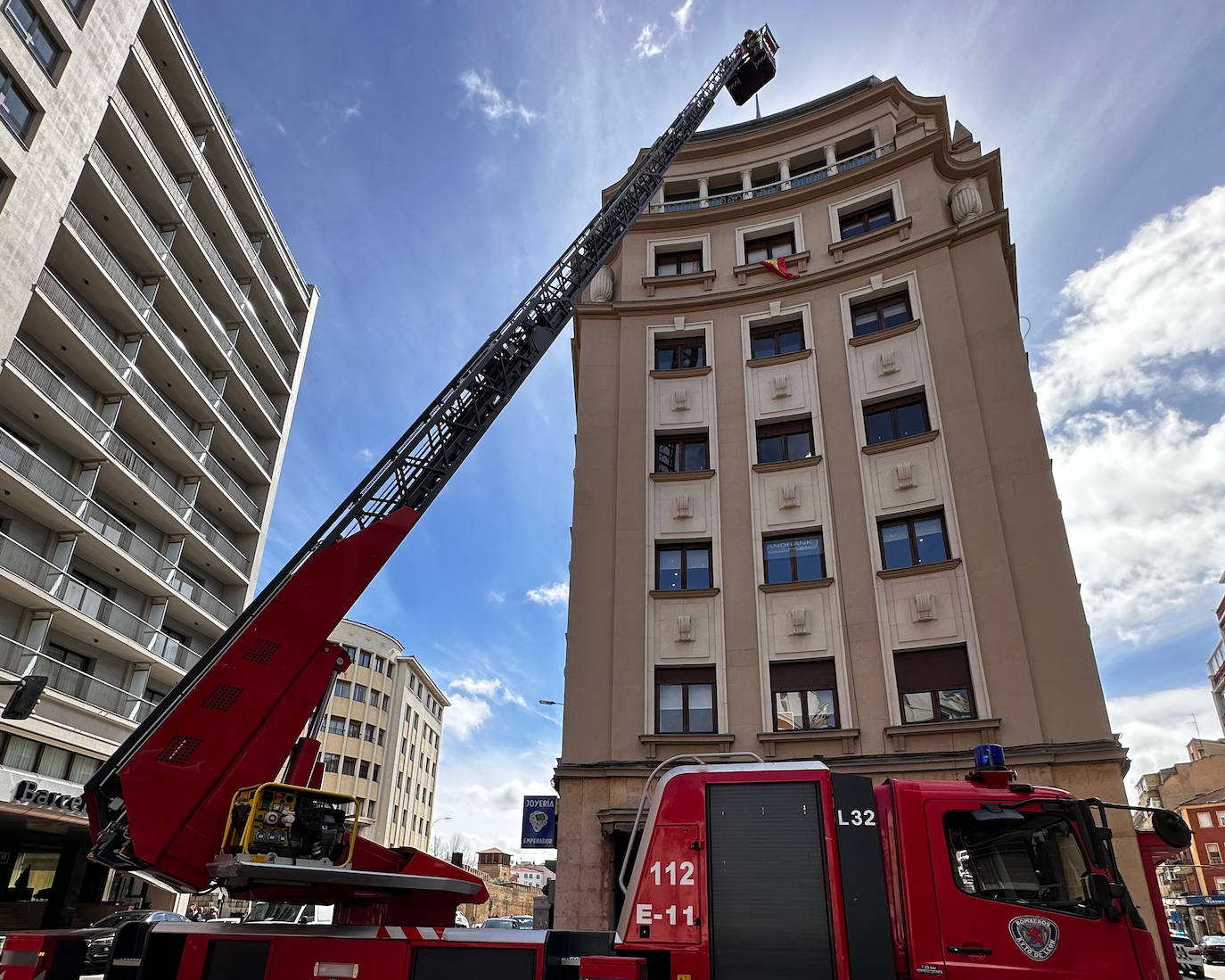 Efectivos del Parque de Bomberos de León han intervenido en diversos puntos de la capital y el alfoz para atajar los efectos que la borrasca Nelson ha dejado en distintos escenarios