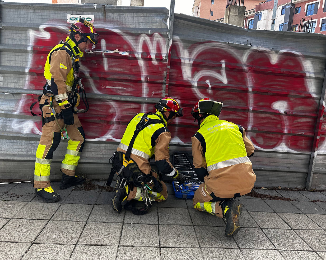 Efectivos del Parque de Bomberos de León han intervenido en diversos puntos de la capital y el alfoz para atajar los efectos que la borrasca Nelson ha dejado en distintos escenarios