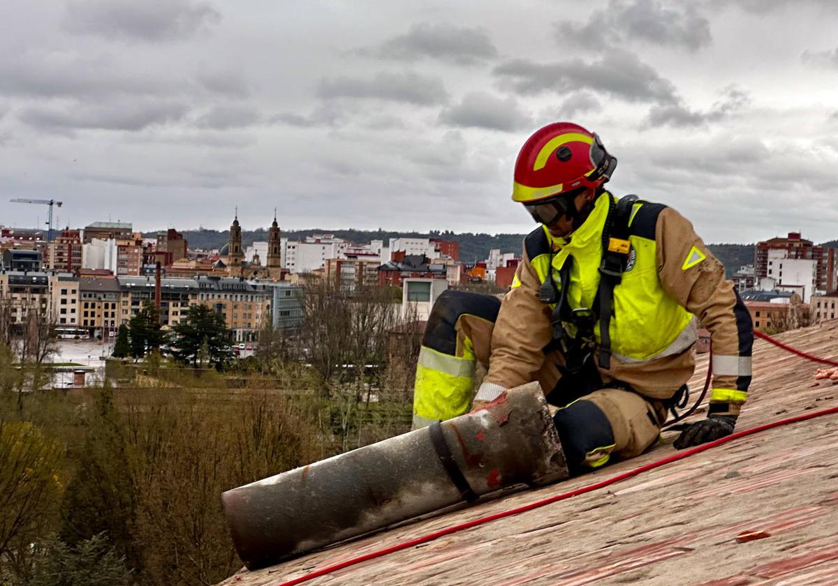 Los bomberos leoneses actuaron en diversas cornisas, fachadas y tejados.