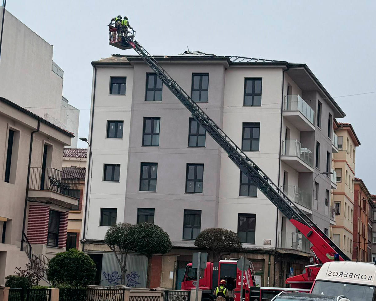 Efectivos del Parque de Bomberos de León han intervenido en diversos puntos de la capital y el alfoz para atajar los efectos que la borrasca Nelson ha dejado en distintos escenarios