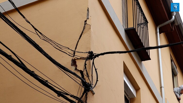 Un paso choca con el tendido eléctrico y desprende parte de una fachada en León