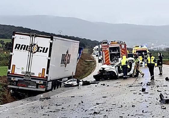 Fallecen tres personas al chocar su turismo contra un camión en Soria