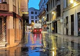 Los operarios trabajaron de madrugada en las calles de León.