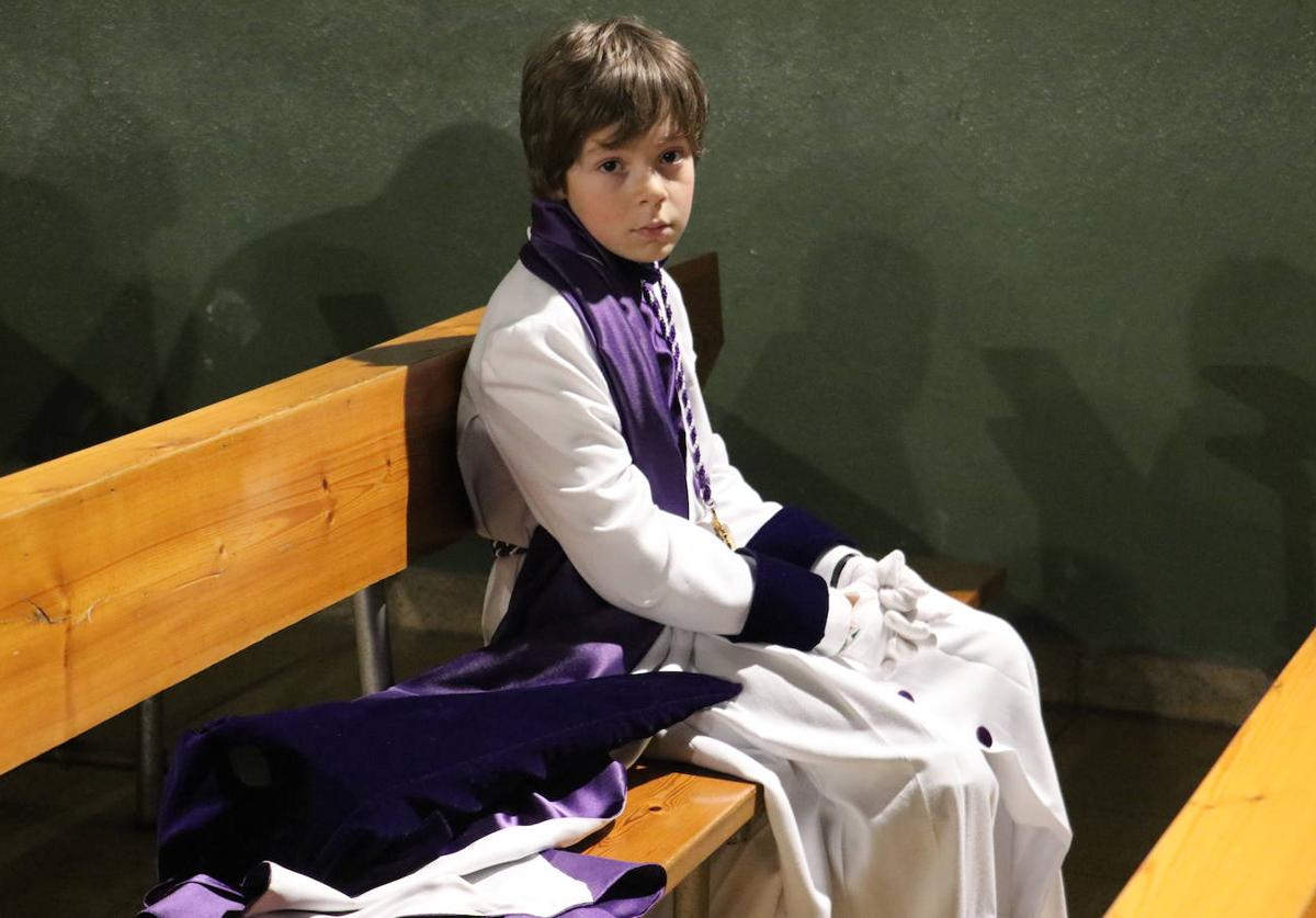 Un paponín espera en la iglesia durante el acto de suspensión.