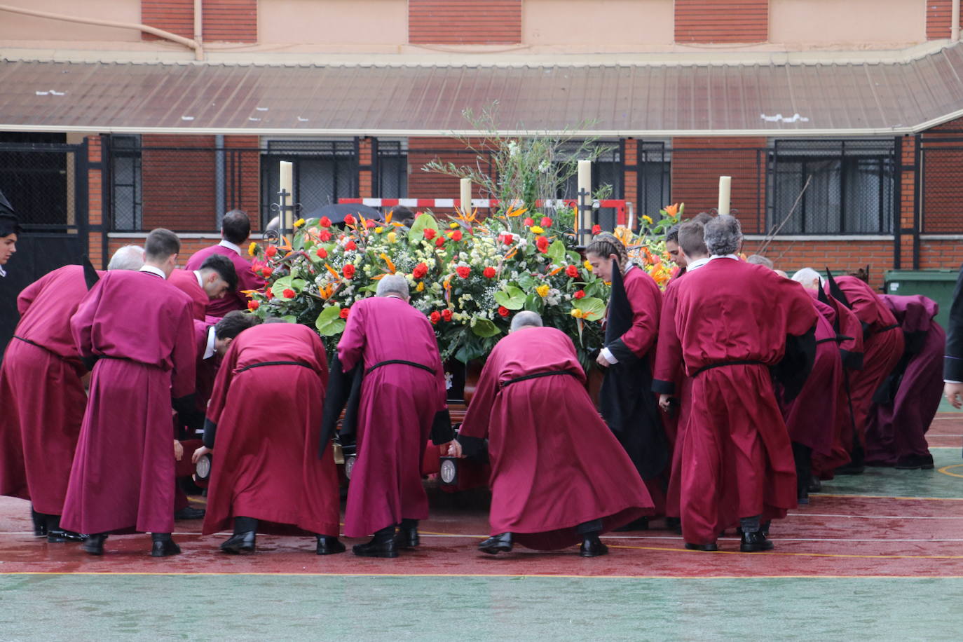 Procesión del santo Cristo del Desenclavo en León